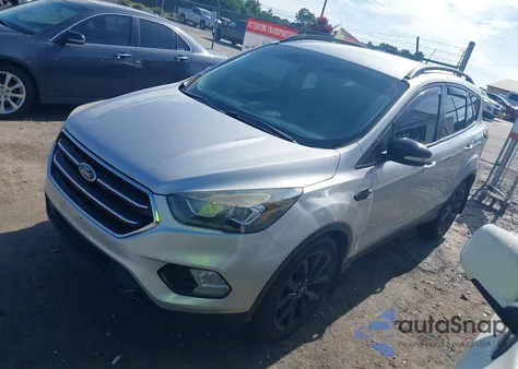 2017 Ford Escape Titanium z USA, uszkodzony, nr VIN 1FMCU0JD4HUA74976